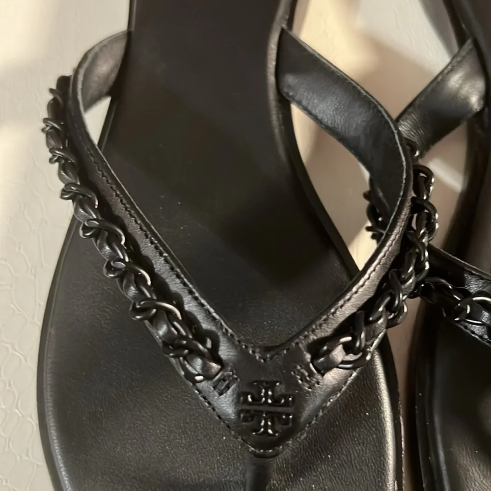 TORY BURCH New without Tags Everly Perfect Black Paris Nappa Chain Thong Sandal